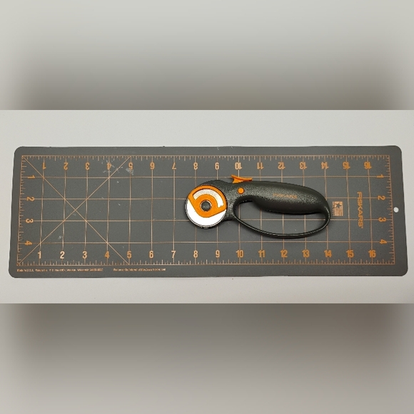 Fiskars Set Rotary Cutters 45 mm & Self Healing Cutting Mat Quilts Crafts G-3 - Picture 1 of 6